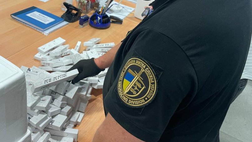 Львівські митники виявили контрабанду препаратів для схуднення та парфумів Chanel