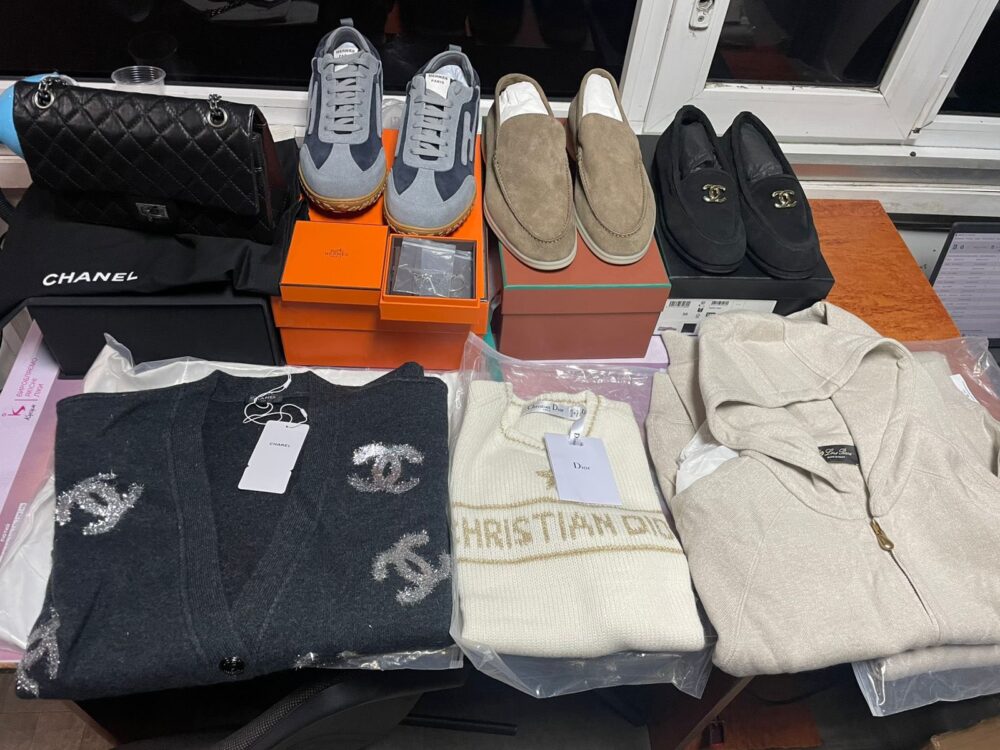 HERMES, CHANEL, Dior на мільйон: Львівські митники зупинили бус з брендовим одягом і взуттям