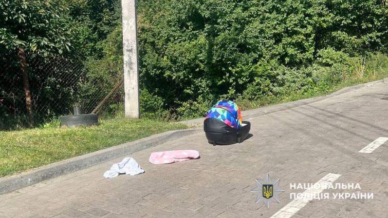 У Львові батько забув колиску з немовлям на даху авто і поїхав, дитина травмувалася