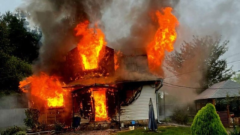 На Львівщині через пожежу у дерев’яному будинку ледь не згоріла жінка