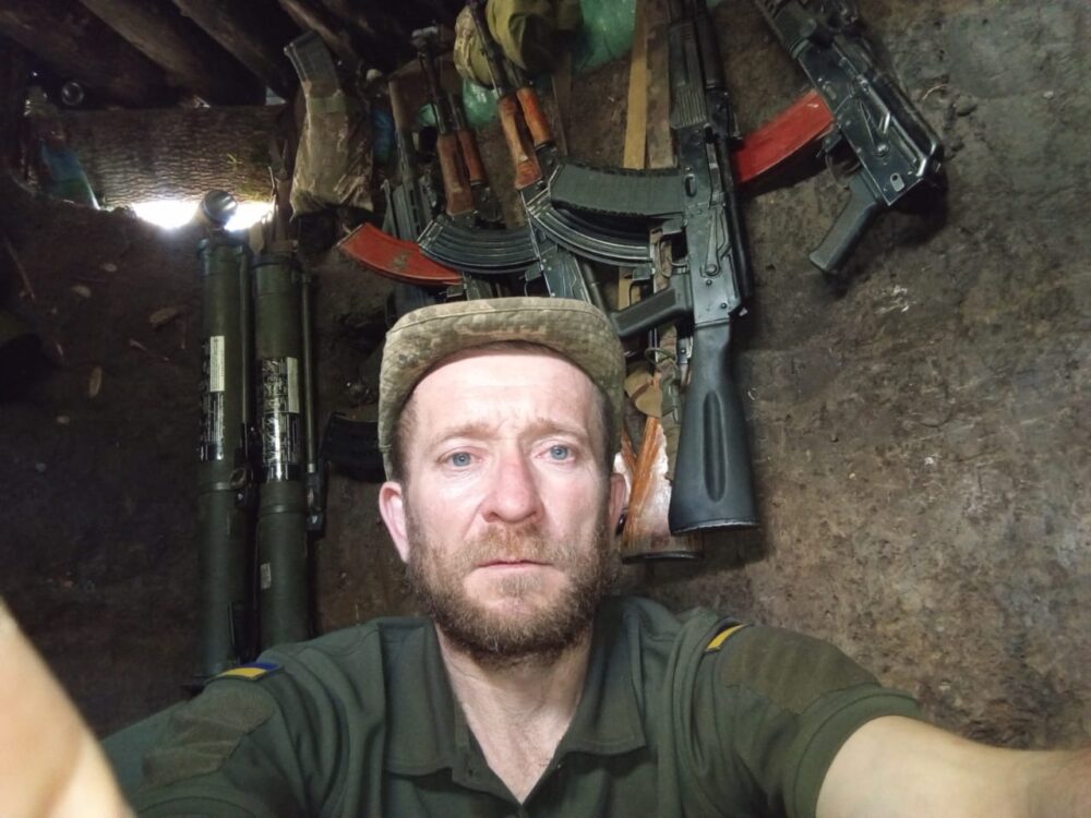 За ним – вільна Україна, перед бійцем – ворожі штурмові групи: окопна правда солдата “Шуріка”