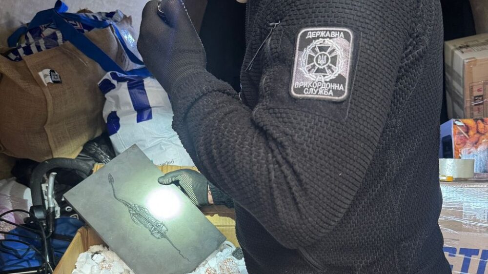 Львівські прикордонники виявили в авто скам’янілий скелет давньої морської рептилії