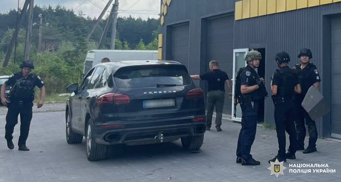 На Львівщині в офісі автосервісу сталася стрілянина