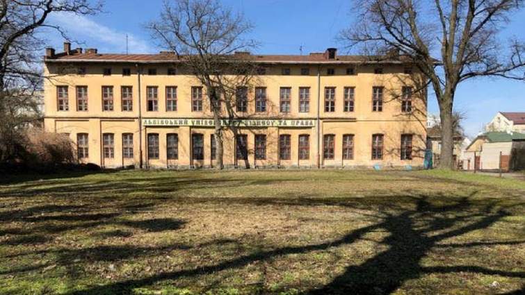 Приватний університет родини Сопільників виселили з комунального будинку у Львові