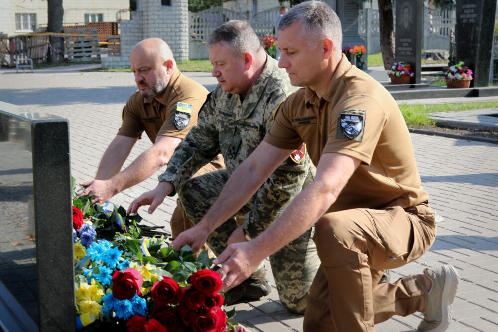 Командувач Угруповання Військ «Захід» вшанував пам’ять загиблих розвідників (фото)