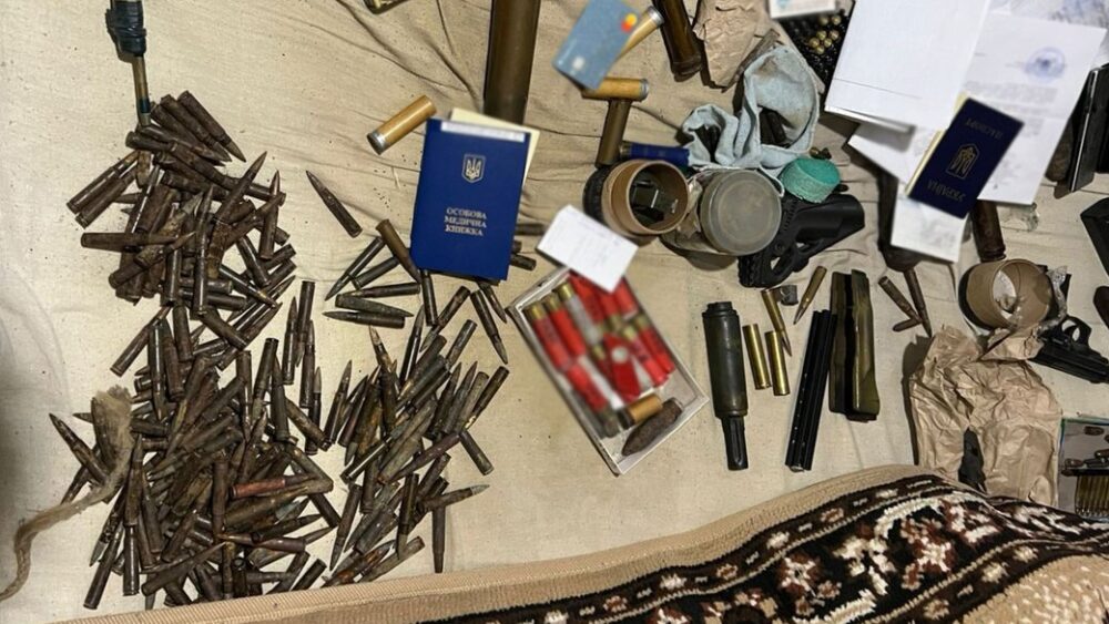 На Львівщині повідомили про підозру жителю Черкащини за торгівлю зброєю та боєприпасами