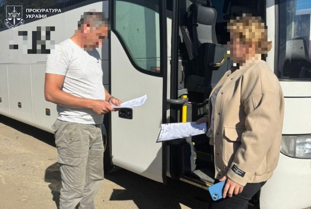 На Львівщині викрили водіїв, які переправляли призовників через кордон в автобусному сховку