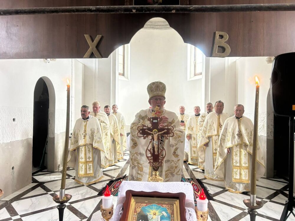 На Львівщині у колишньому храмі УПЦ МП вперше провели велелюдне Богослужіння українською мовою (фото)