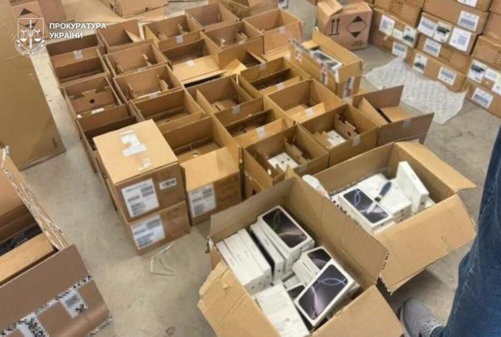 На Львівщині викрили контрабанду парфумів і телефонів у коробках з-під ковбаси