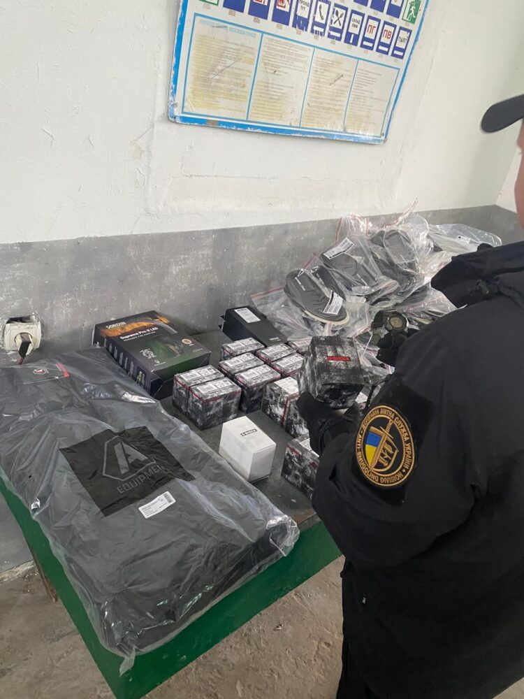 Львівські митники зупинили контрабанду ліків і брендових речей на 2 млн гривень