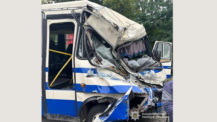 На Львівщині через зіткнення маршрутки з вантажівкою постраждали 8 пасажирів