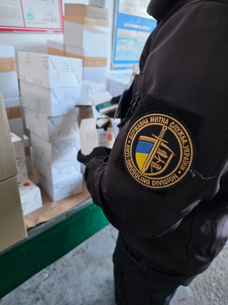 Львівські митники зупинили контрабанду косметики з Південної Африки на 2 млн гривень