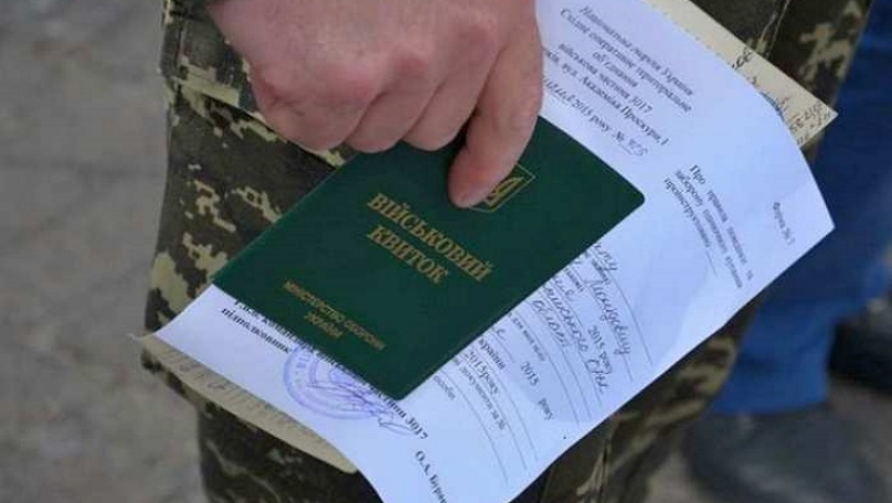 Львів’янин за 10 тисяч доларів обіцяв зняти чоловіка з військового обліку