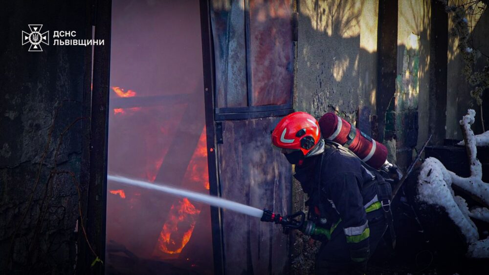 У Львові загасили пожежу в складському приміщенні