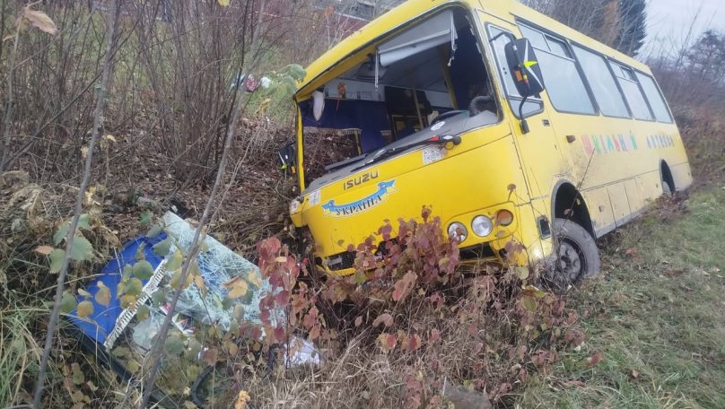 На Львівщині перекинувся шкільний автобус та постраждали двоє людей