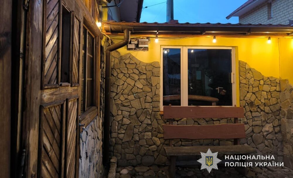 Поліцейські Львівщини затримали чоловіка, який під час конфлікту тяжко побив власника кафе