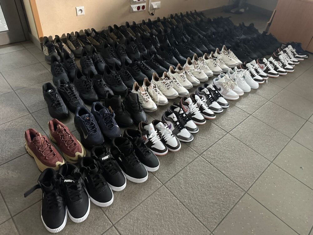 Львівські митники виявили контрабанду брендового одягу та взуття на понад 750 тис. грн