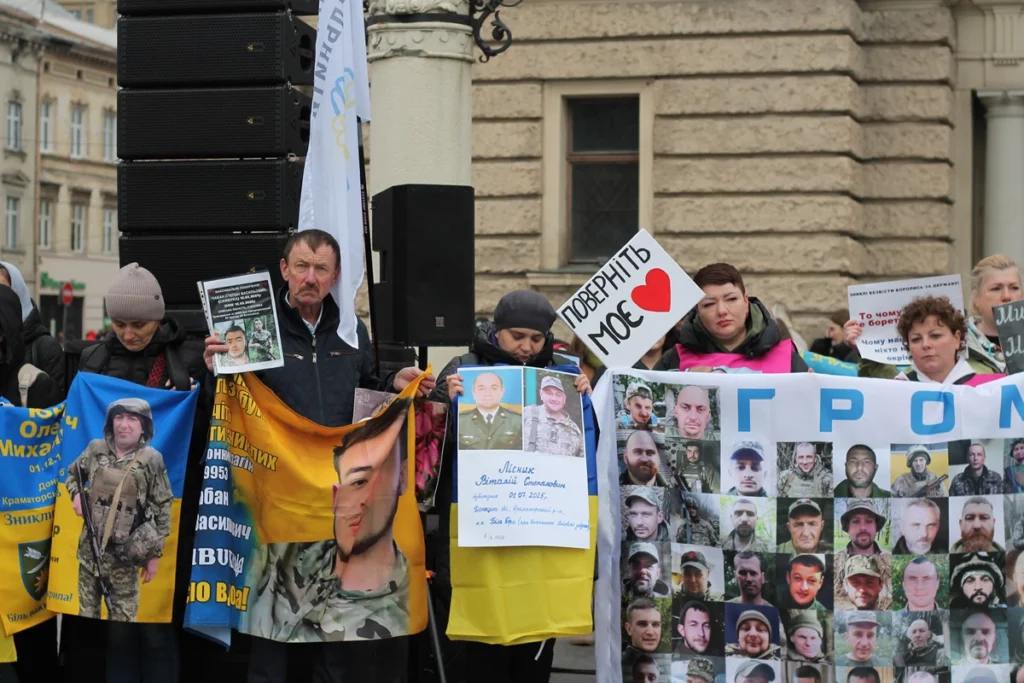 У Львові розгорнули 170-метровий прапор із 5800 фото полонених і зниклих захисників (фото)