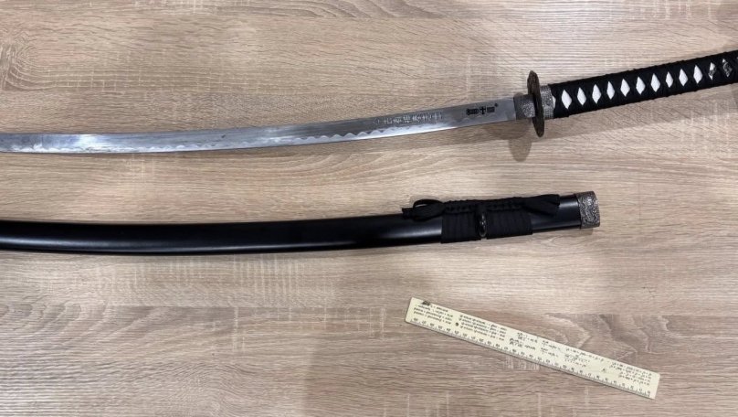 На Львівщині через кордон намагалися провезти меч та вживані айфони