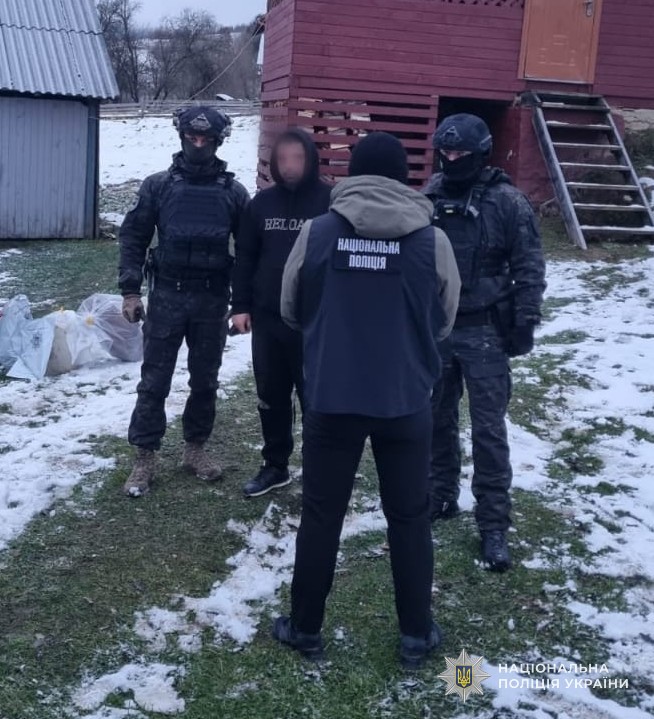 На Львівщині поліцейські викрили зловмисника, який зробив «врізку» в магістральний нафтопродуктопровід