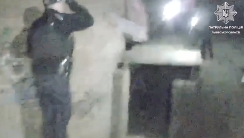У Львові патрульні дістали пʼяну дитину із закинутої будівлі