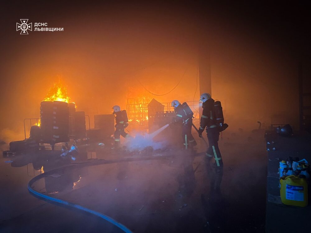 На Львівщині ліквідували пожежу на складі, яка виникла вчора після атаки РФ