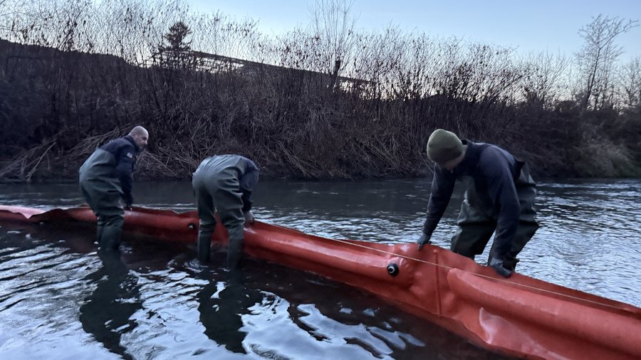 На Львівщині у річці помітили невідому речовину