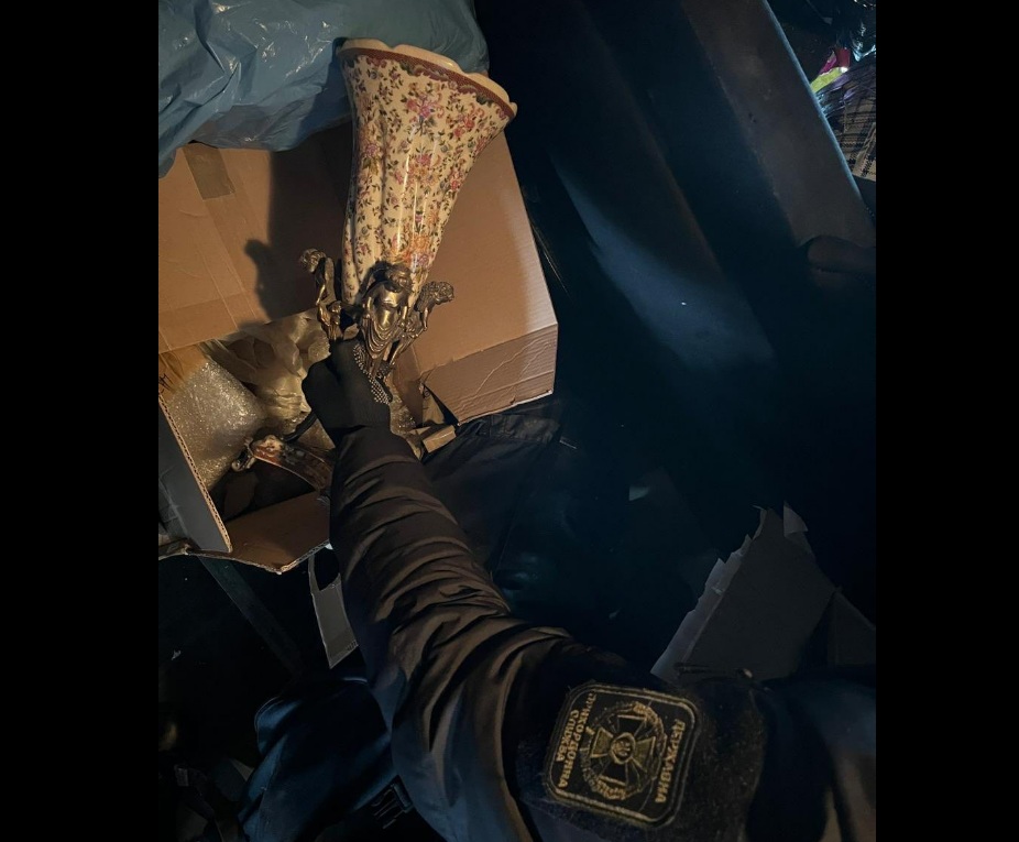 На Львівщині прикордонники вилучили контрабанду парфумів, 3D-принтер, антикваріат і брендовий одяг