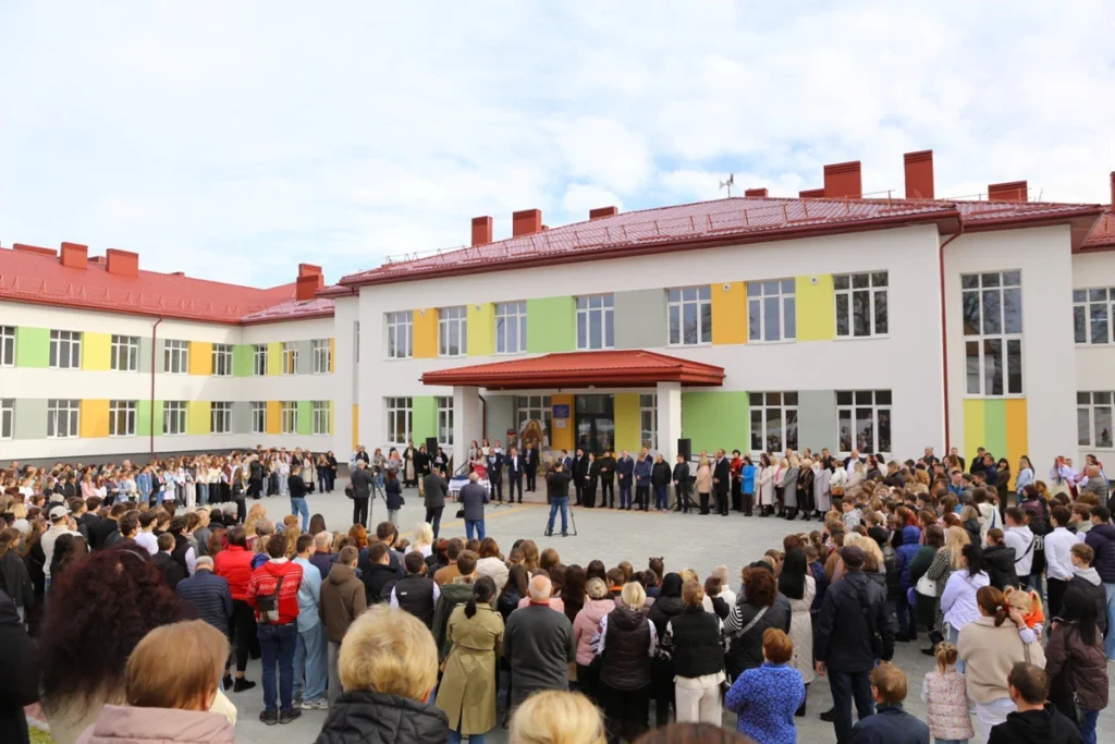 У Суховолі на Львівщині відкрили новозбудовану школу (фото)