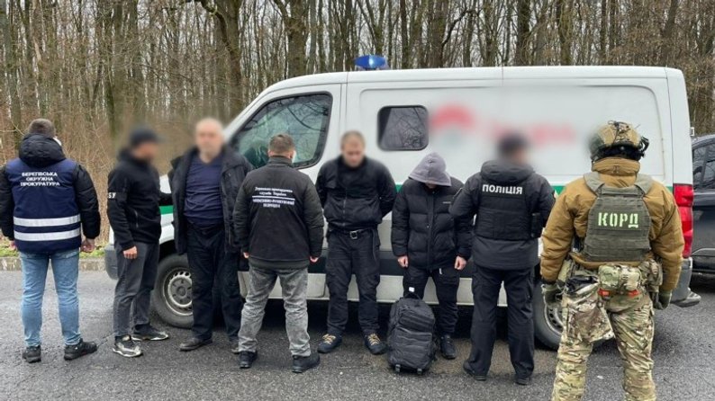 Львівські працівники банку перевозили на інкасаторській машині ухилянта до Закарпаття