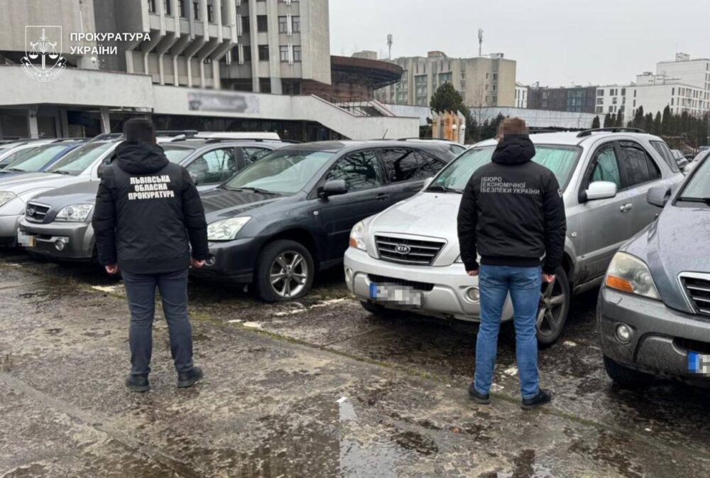 На Львівщині керівника благодійного фонду підозрюють у торгівлі авто ввезених під виглядом гуманітарної допомоги для ЗСУ