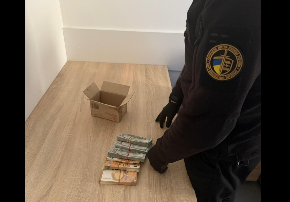 Львівські митники зупинили спробу незаконного переміщення готівки на понад 1,8 мільйона гривень