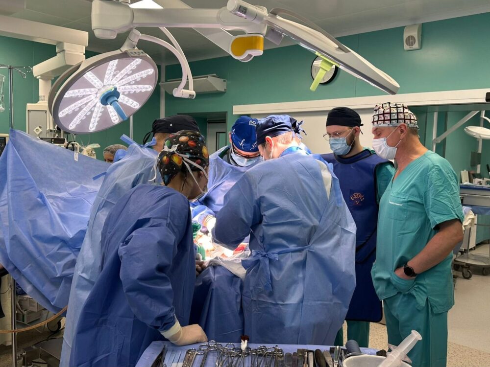 «Операція останньої надії»: хірурги Львівського обласного госпіталя ветеранів відновили військовому 12,5 см кістки за новою методикою