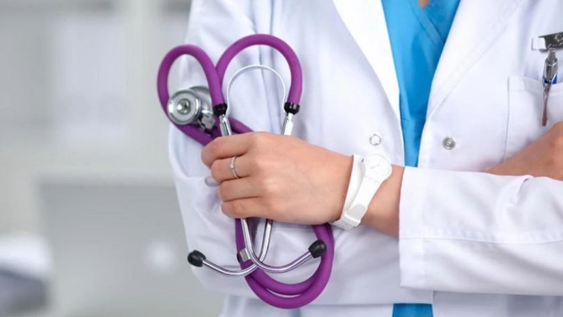 Сімейну лікарку зі Львівщині відсторонили від роботи через підозру в підробці документів