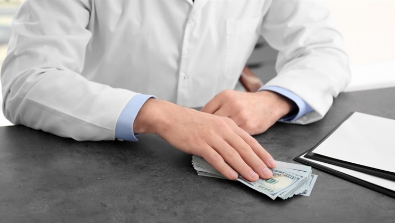 Лікаря ВЛК зі Львівщини оштрафували за 300 доларів хабаря і заборонили працювати у комісіях