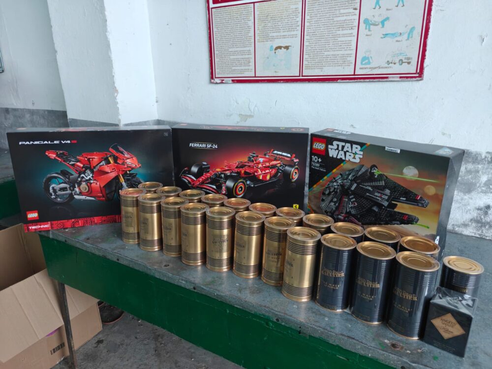 Прикраси, парфуми і LEGO: на кордоні львівські митники зупинили контрабанду на 700 тисяч