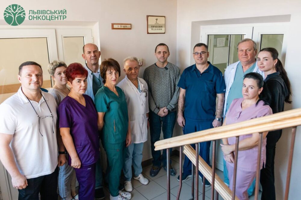 Лікарі Львівського онкоцентру видалили гігантську пухлину грудної стінки вагою понад 10 кілограмів