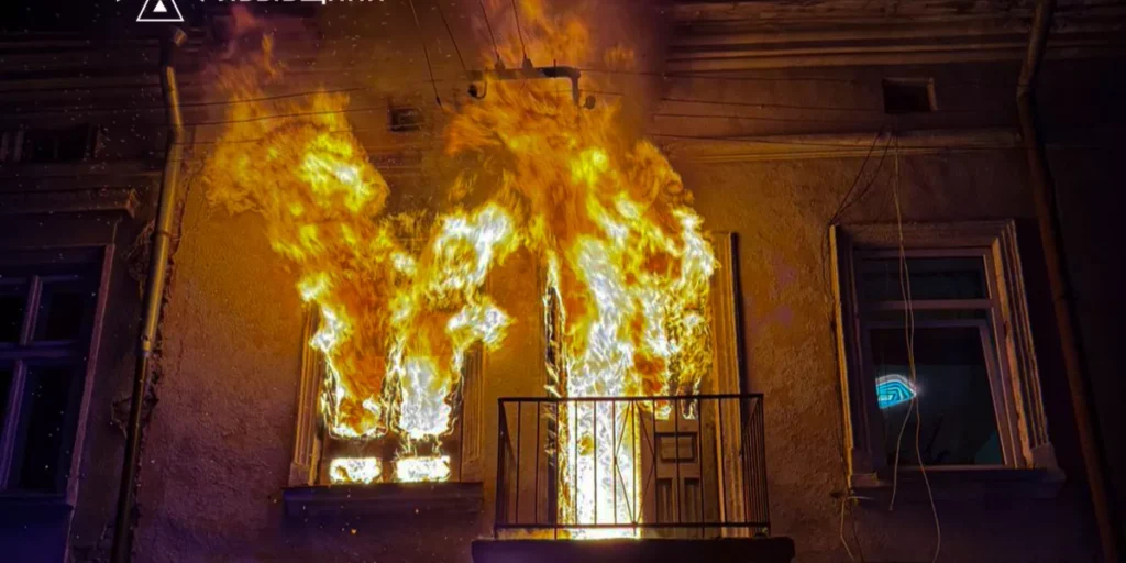 На Львівщині через нічну пожежу евакуювали чотирьох людей, одна жінка у важкому стані