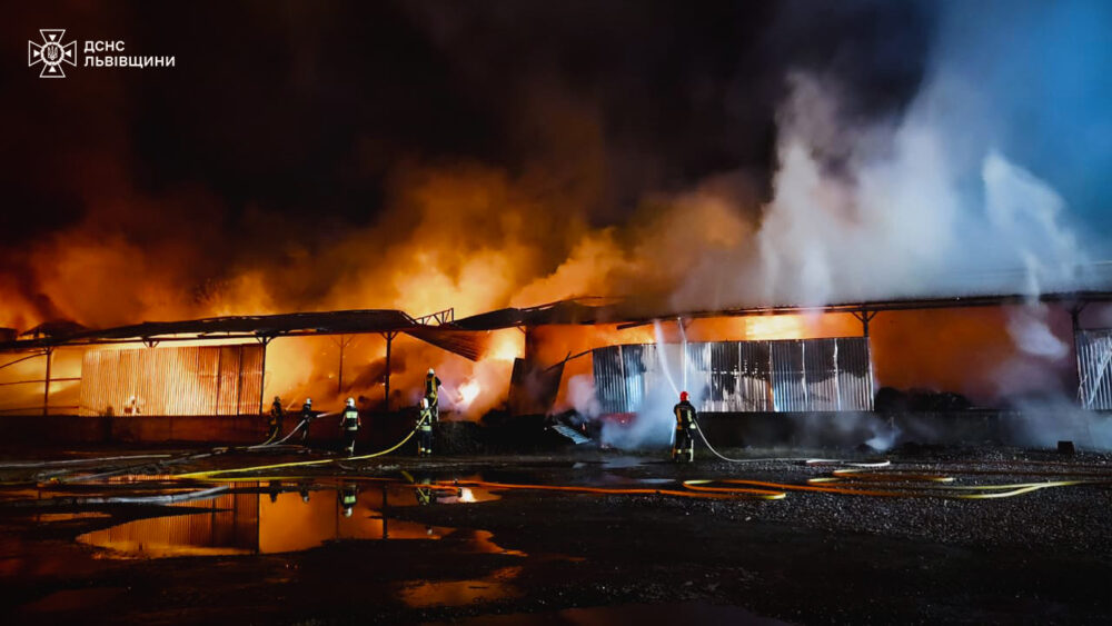 Масштабна пожежа у Жидачеві: рятувальники ліквідували займання складу площею 3 тисячі квадратних метрів