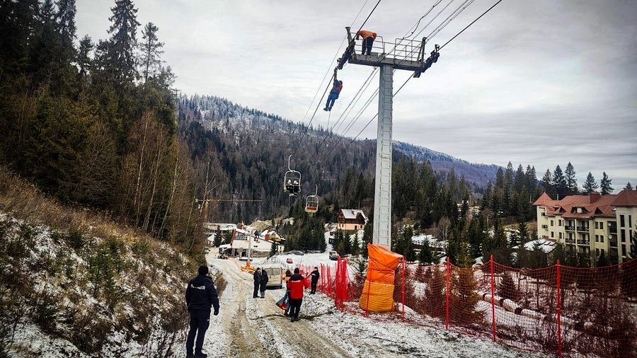 У горах на Львівщині близько 80 людей застряли на підйомнику (відео)