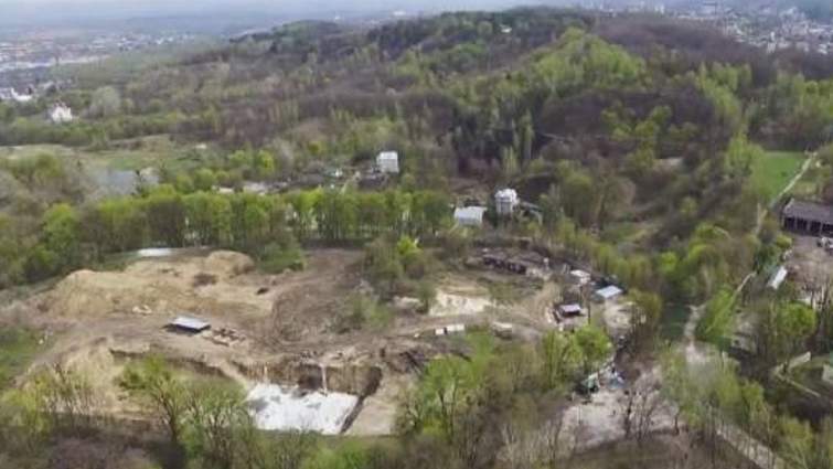 Компанію «АрхіБуд» зобов’язали знести незаконний фундамент готелю у парку «Знесіння» у Львові