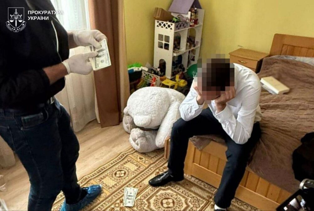 На Львівщині адвокатка і посадовець вимагали $6700 за визначення місця проживання дитини з батьком