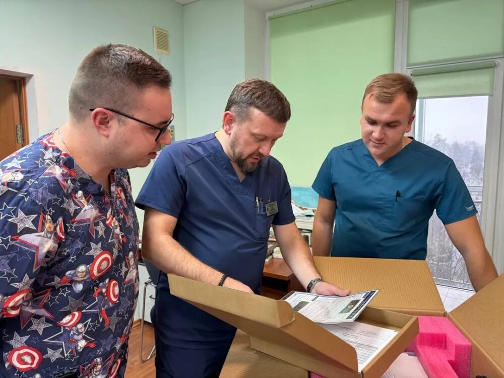 Центру дитячої медицини передали сучасну електрохірургічну систему LigaSure