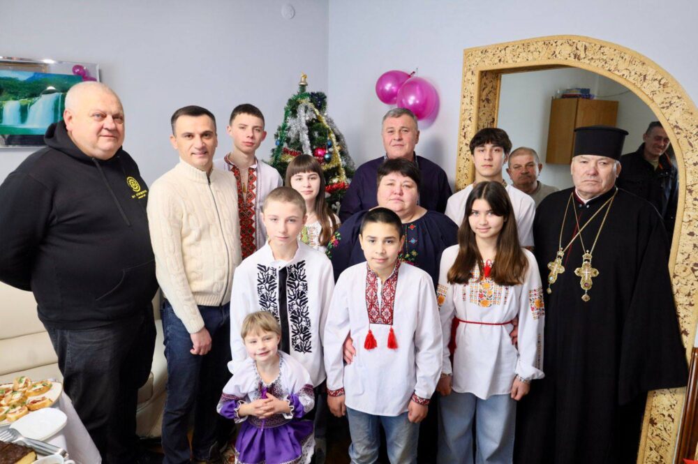 На Львівщині дві родини дитячих будинків сімейного типу отримали нові домівки