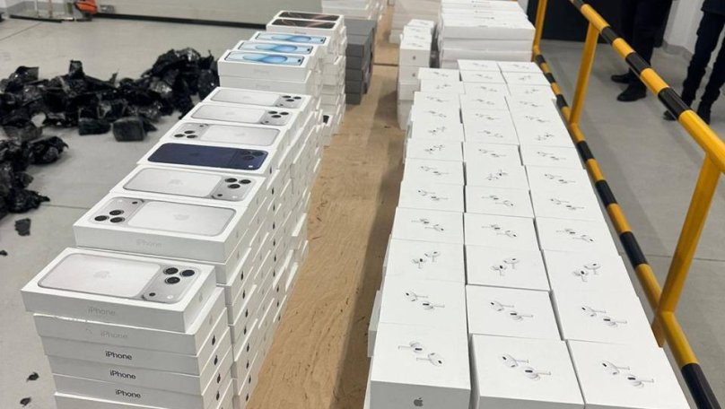 Бус, забитий iPhone: у Нижанковичах львівські митники вилучили техніку на 35 мільйонів гривень