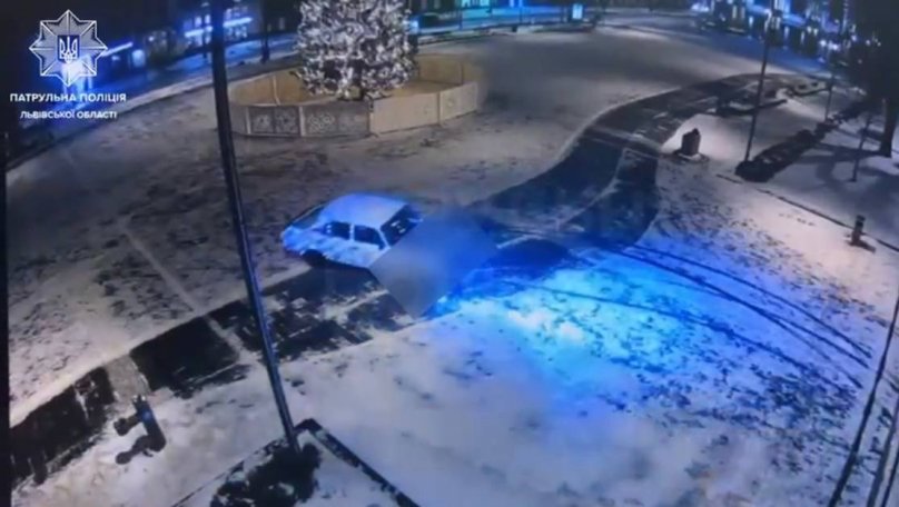 У центрі Львова водій влаштував дрифт біля новорічної ялинки