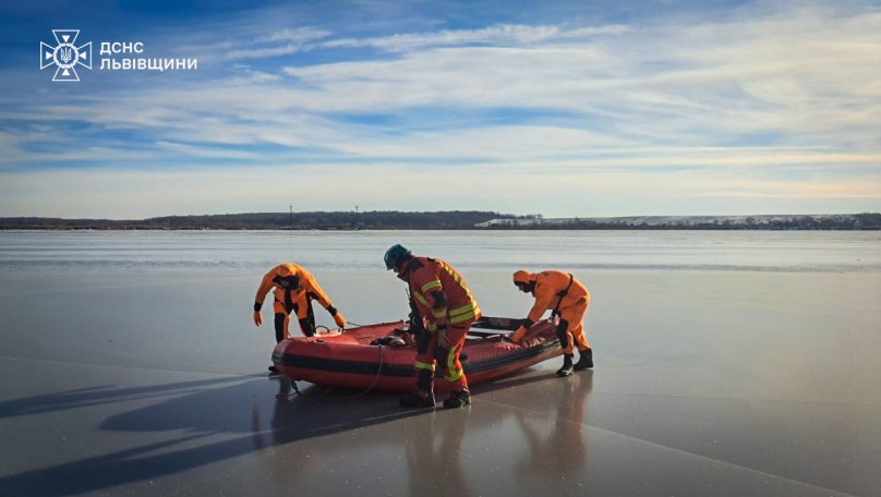 На озері поблизу Львова рибалка провалився під кригу та потонув