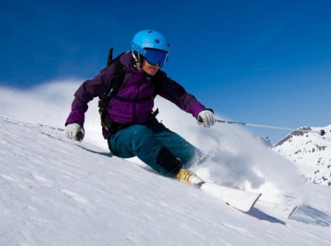 За добу гірські рятувальники Львівщини двічі допомагали травмованим лижникам