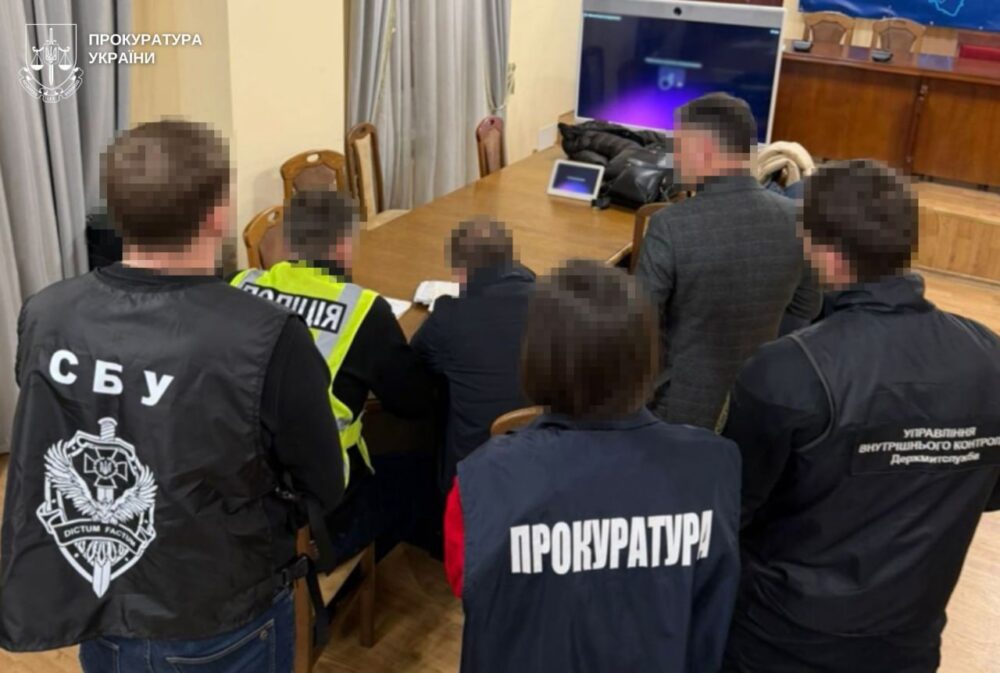 Митника на Львівщині підозрюють у вимаганні хабарів за оформлення імпортних товарів