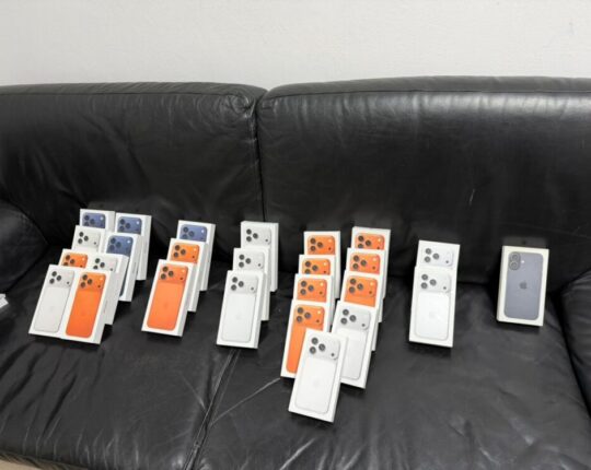 Працівники Львівської митниці зупинили контрабанду айфонів та брендового одягу на 3 мільйони (відео)